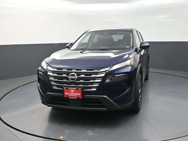 Used 2024 Nissan Rogue SV FWD image 2