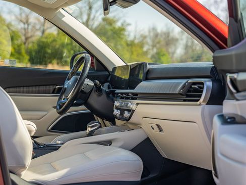 Used 2023 Kia Telluride EX w/ EX Captain's Chair Package image 12