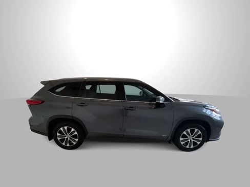 Used 2022 Toyota Highlander XLE AWD/4WD image 9