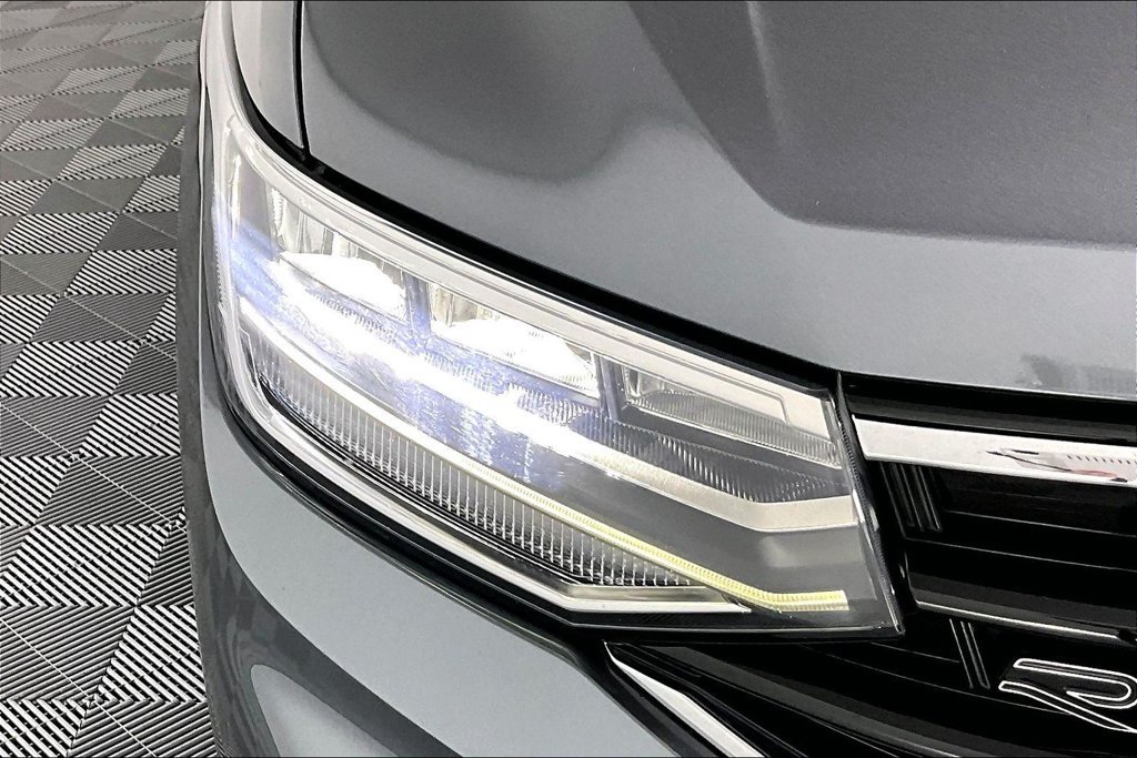 Used 2023 Volkswagen Tiguan SE R-Line FWD image 28