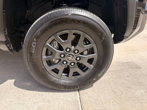 Used 2025 Toyota 4Runner SR5 AWD/4WD image 36