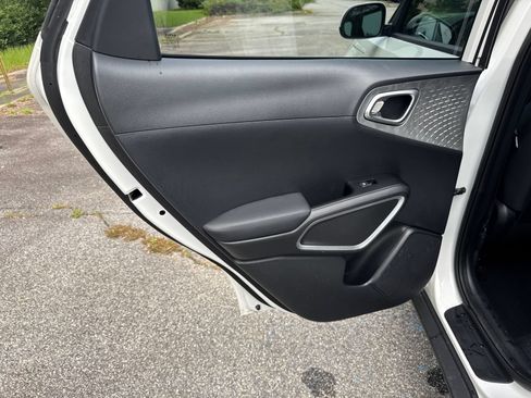 Used 2025 Kia Soul LX w/ LX Technology Package FWD image 21
