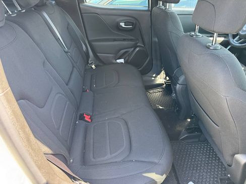Used 2022 Jeep Renegade Latitude w/ Convenience Group AWD/4WD image 18