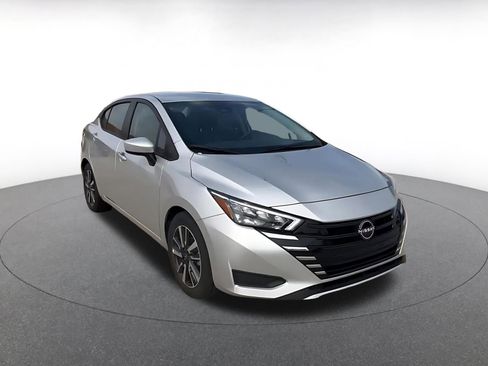 Used 2025 Nissan Versa SV image 3