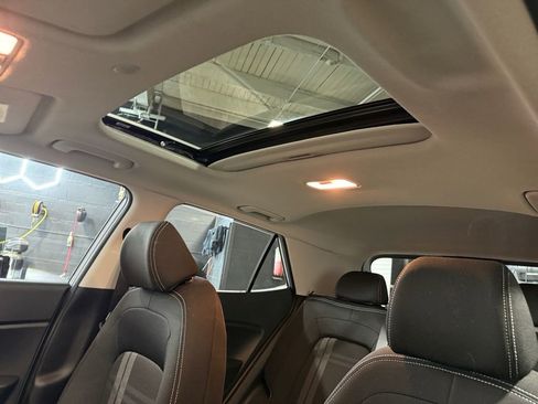 Used 2023 Hyundai Venue SEL FWD image 22
