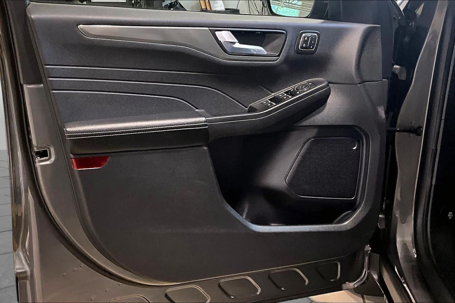 Used 2022 Ford Escape Titanium FWD image 21