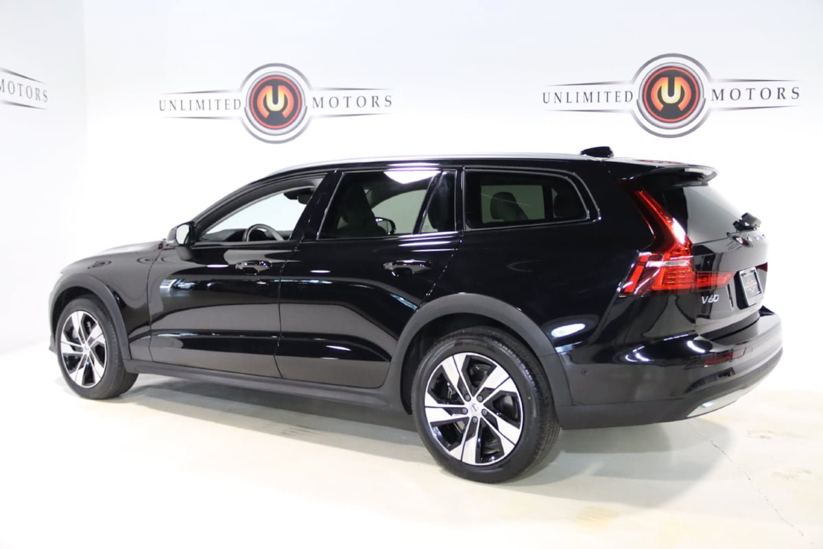 Used 2026 Volvo V60 B5 Cross Country Plus AWD/4WD image 3