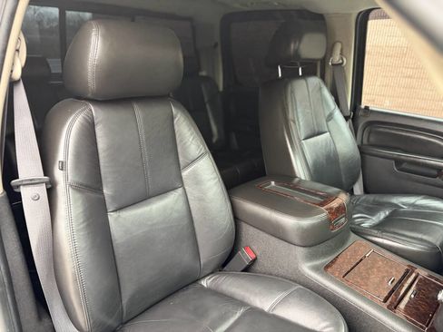 Used 2011 GMC Sierra 2500 Denali w/ Suspension Package, Off-Road AWD/4WD image 18