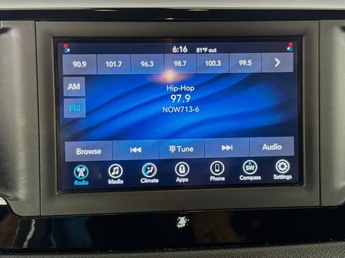 Used 2020 Chrysler Voyager L image 17