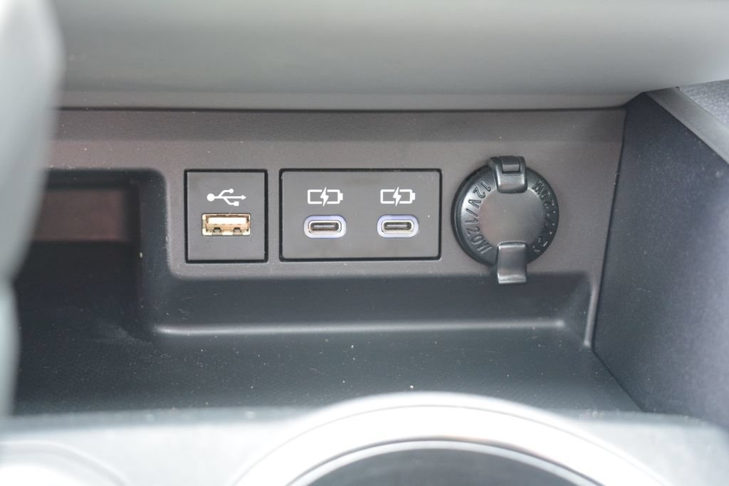 Used 2023 Toyota Highlander XLE AWD/4WD image 19
