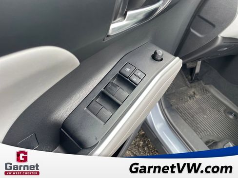 Used 2020 Toyota Highlander XLE image 12