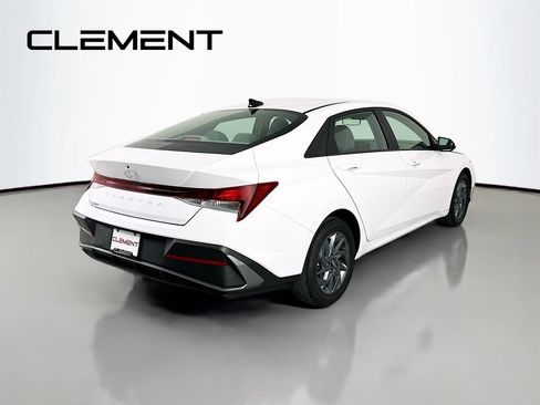 Used 2024 Hyundai Elantra SEL FWD image 7