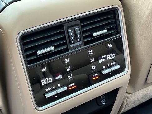 Certified 2023 Porsche Cayenne Platinum Edition image 17