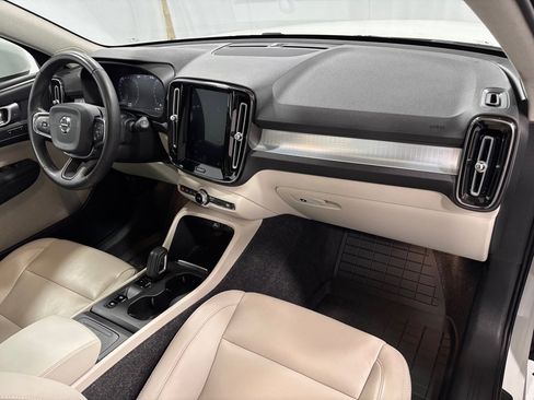 Used 2019 Volvo XC40 T5 Momentum image 17
