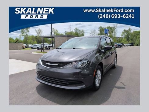 Used 2017 Chrysler Pacifica Touring w/ Tire & Wheel Group FWD image 1