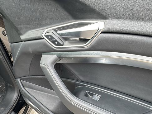 Used 2021 Audi e-tron Premium Plus w/ Premium Plus Package image 31