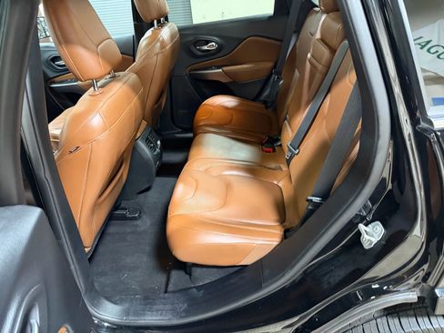 Used 2019 Jeep Cherokee Overland w/ Technology Group image 32