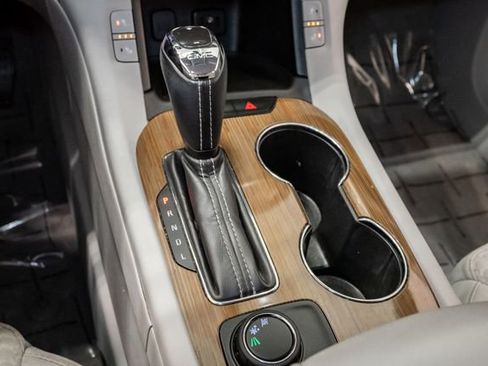 Used 2019 GMC Acadia SLE FWD image 16