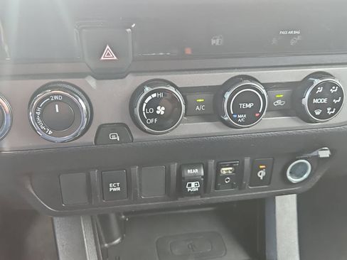 Used 2018 Toyota Tacoma TRD Off-Road AWD/4WD image 17