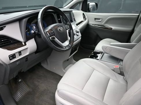 Used 2017 Toyota Sienna XLE FWD image 10