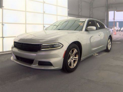 Used 2020 Dodge Charger SXT RWD image 4