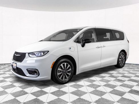 Used 2024 Chrysler Pacifica Limited FWD image 14