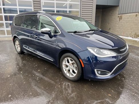 Used 2020 Chrysler Pacifica Limited image 3