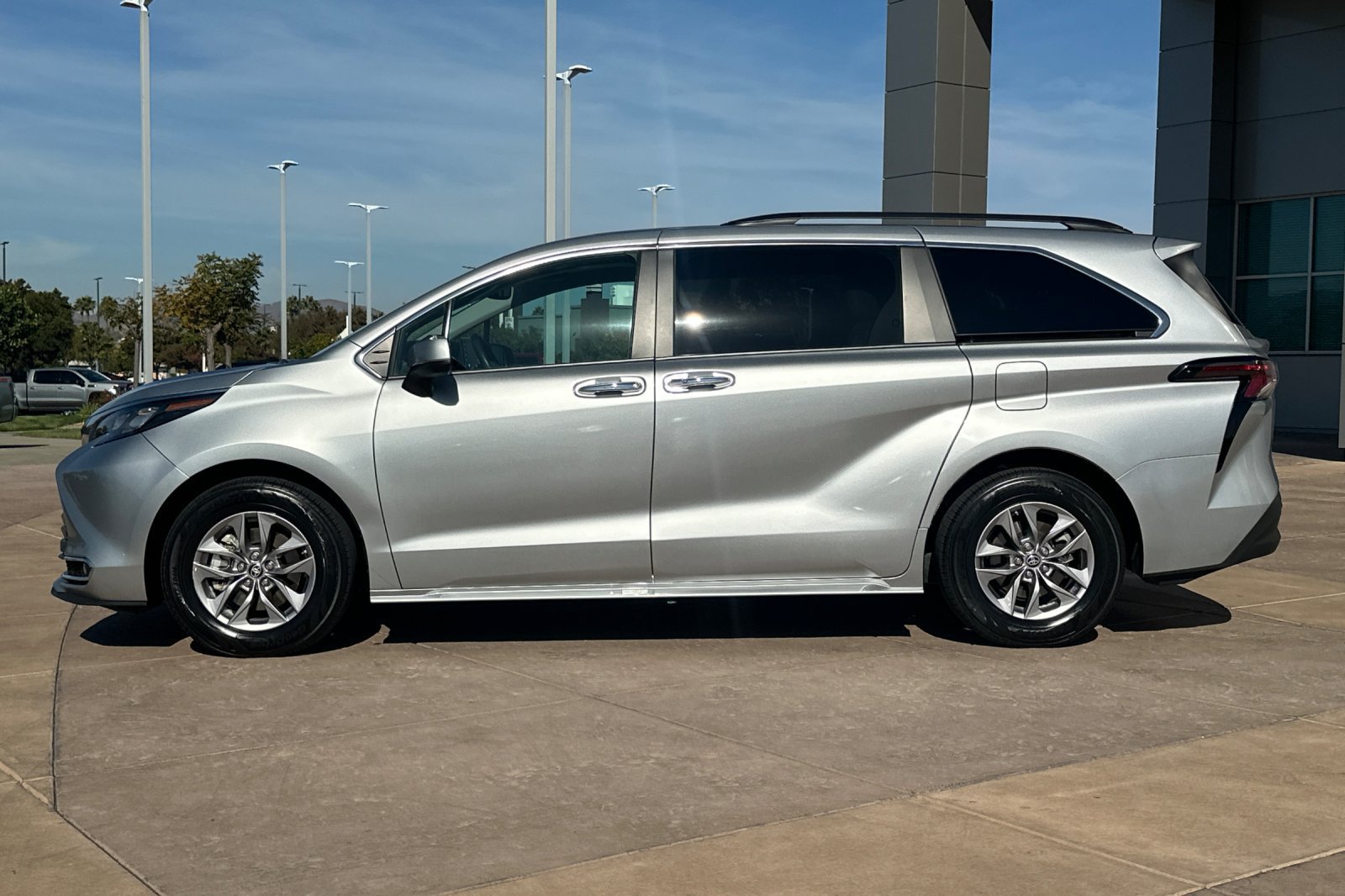Certified 2024 Toyota Sienna XLE FWD image 8