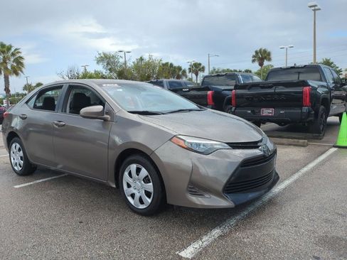 Used 2018 Toyota Corolla LE image 3