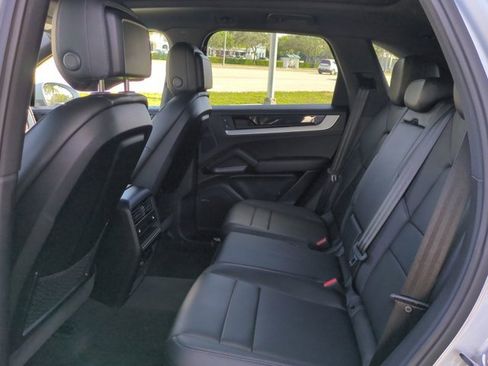 Used 2025 Porsche Cayenne image 12