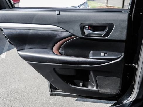 Used 2019 Toyota Highlander XLE AWD/4WD image 38