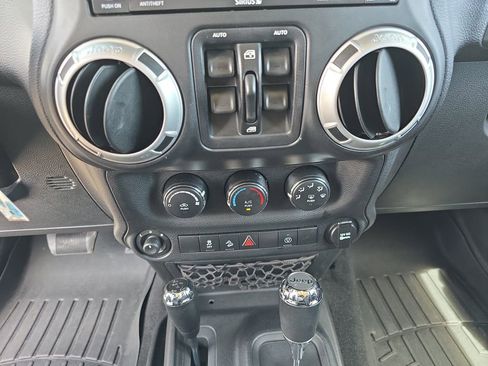Used 2013 Jeep Wrangler Unlimited Sahara w/ Dual Top Group AWD/4WD image 20