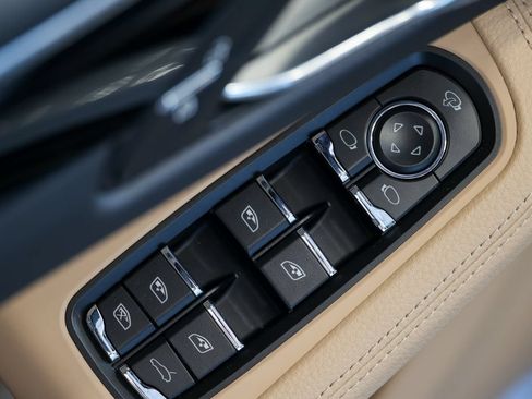 Certified 2026 Porsche Macan AWD/4WD image 32