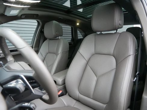 Used 2025 Porsche Macan image 5