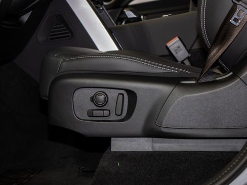 Certified 2025 Land Rover Discovery Dynamic SE image 16