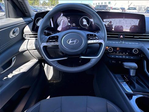 Used 2025 Hyundai Elantra SEL FWD image 11