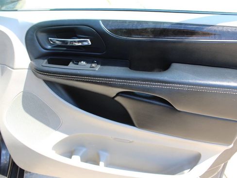 Used 2016 Chrysler Town & Country Touring-L FWD image 12