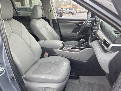 Used 2024 Toyota Highlander Platinum image 19