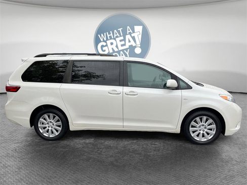 Used 2017 Toyota Sienna XLE Premium image 2
