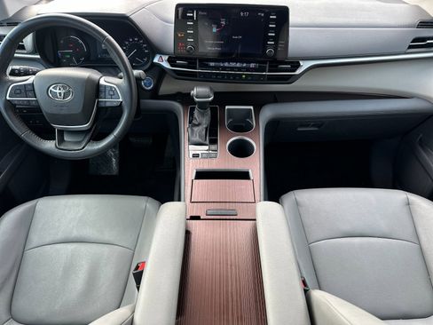 Used 2023 Toyota Sienna XLE image 12