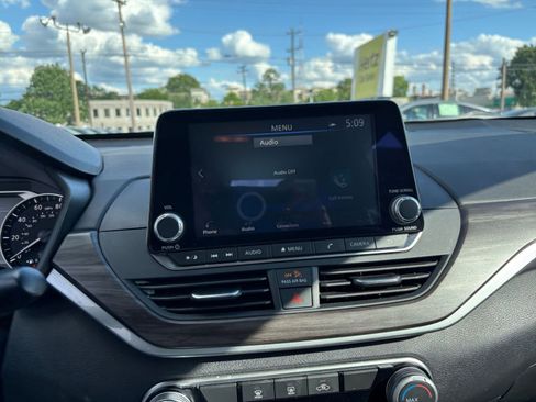 Used 2025 Nissan Altima 2.5 SV FWD image 17