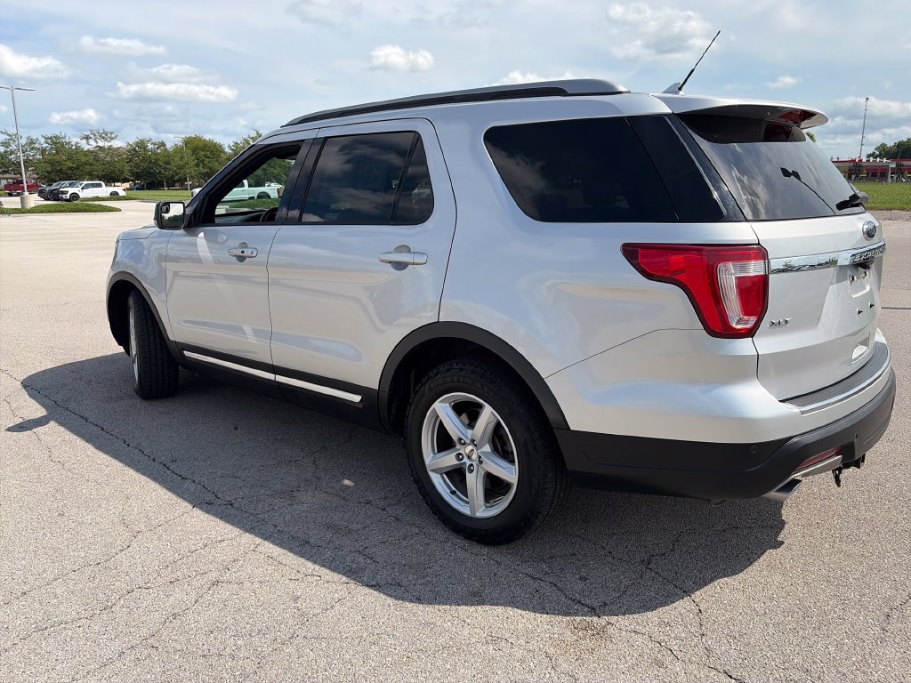 Used 2018 Ford Explorer XLT w/ Equipment Group 202A FWD image 5