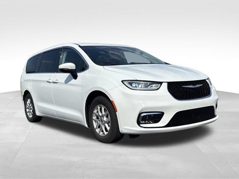 Used 2023 Chrysler Pacifica Touring-L FWD image 3