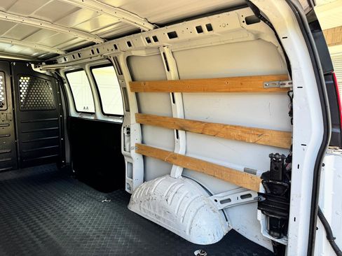 Used 2018 Chevrolet Express 2500 w/ Driver Convenience Package RWD image 22