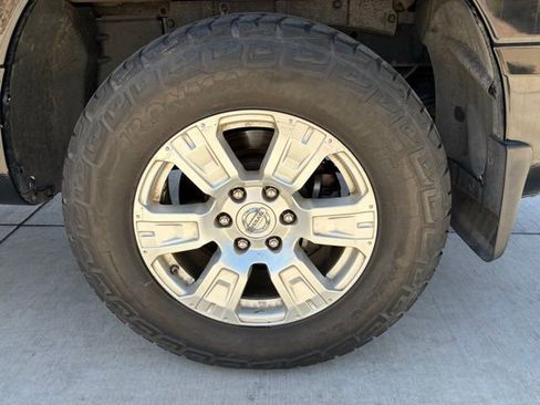 Used 2018 Nissan Titan SV w/ SV Convenience Package image 4