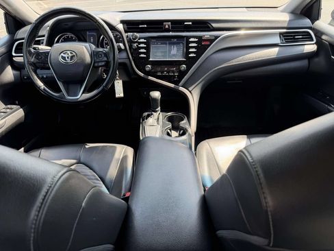 Used 2018 Toyota Camry SE FWD image 2