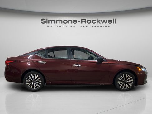 Used 2025 Nissan Altima 2.5 SV FWD image 6