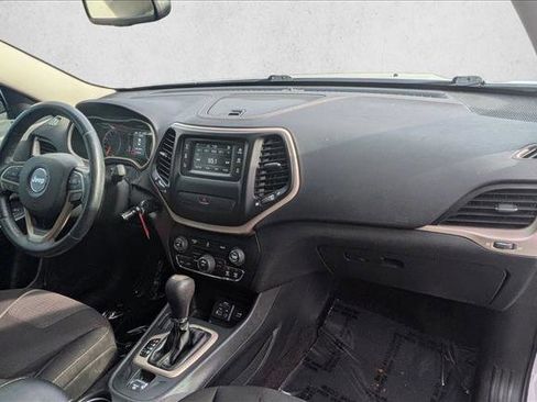 Used 2017 Jeep Cherokee Latitude w/ Comfort & Sound Group FWD image 19