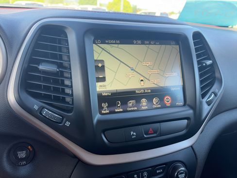 Used 2017 Jeep Cherokee Trailhawk AWD/4WD image 22