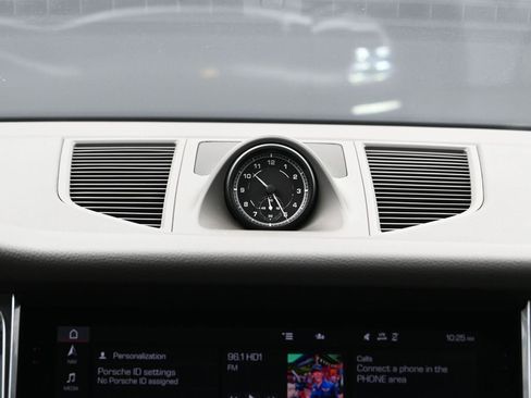 Certified 2025 Porsche Macan AWD/4WD image 24